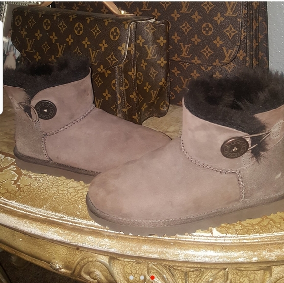 UGGS 👢 chocolate brown🍫 - Picture 2 of 3